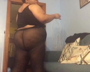 Hoe shaking her ass