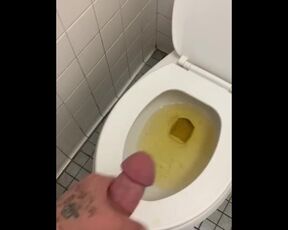 ThisBoiT jerks his dick at work while supposed to be working