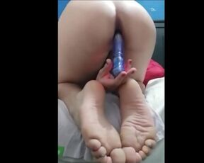 Sissy trans en cuatro rompiendose el culo con dildo vibrador mientras se abre rico el culito